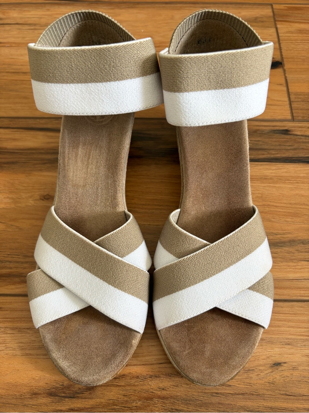 CHARLESTON SHOE CO. Tan and White Crisscross Slide Sandals